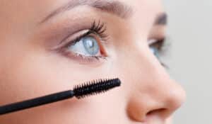 mascara appliqué sur des cils de femme