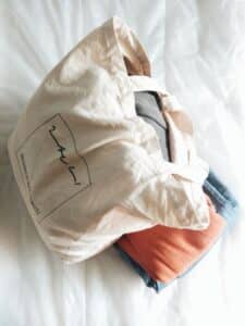 sac femme blanc sur un lit